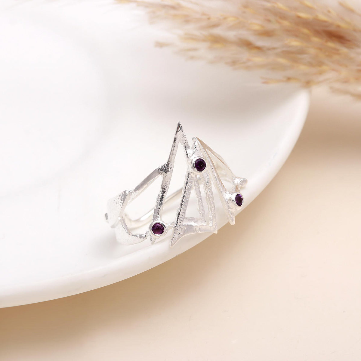 The Violet Geometry: Abstract Triangle Wire Ring