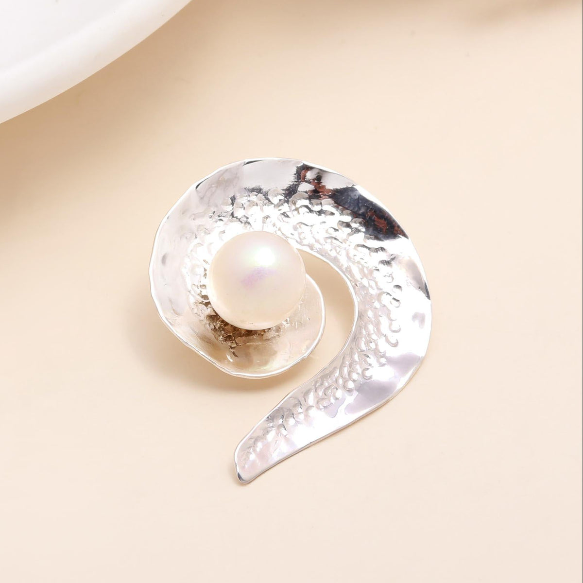 925 Sterling Silver Swirl Design White Pearl Hammered Pendant