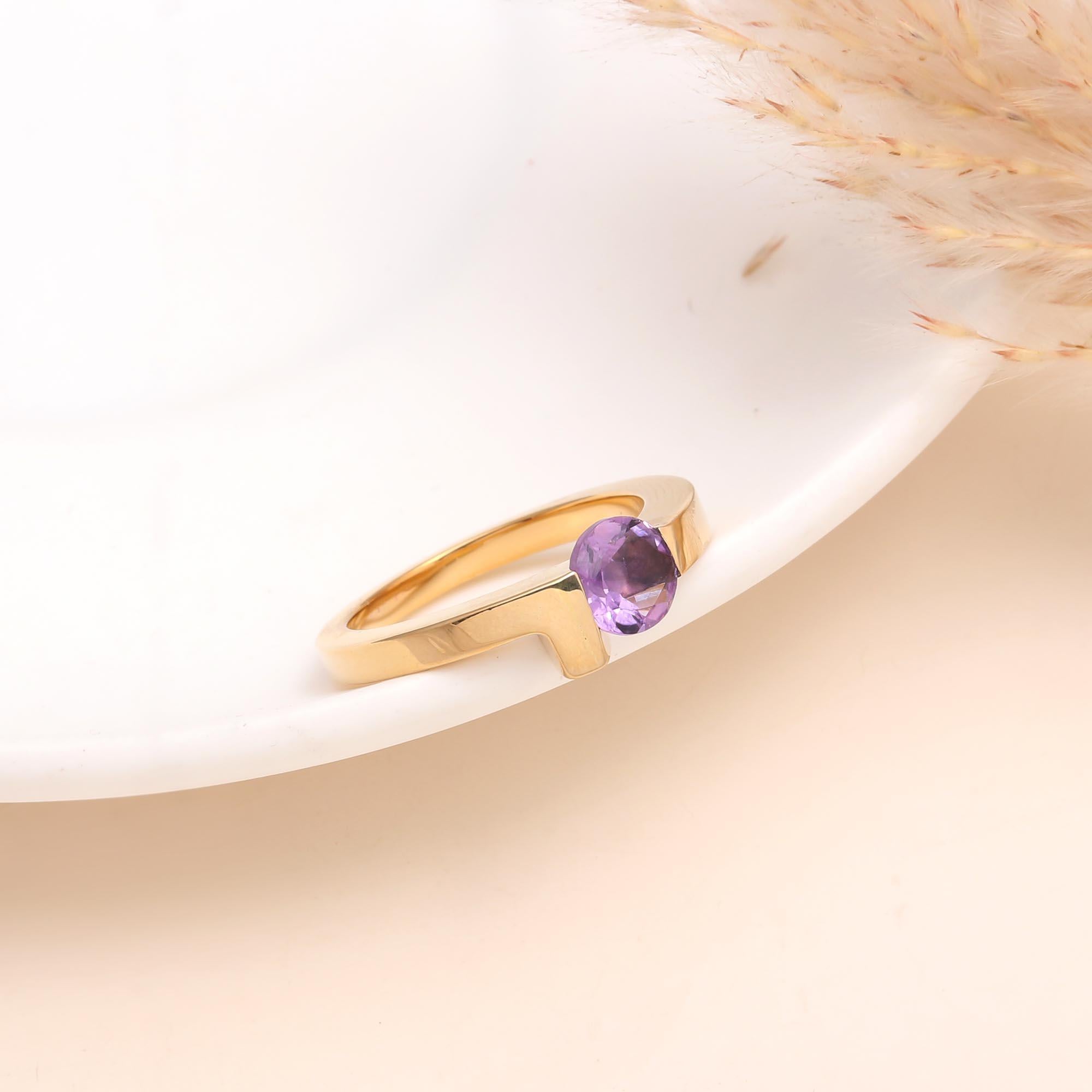 The Amethyst Tension: Modern Gold Solitaire Ring