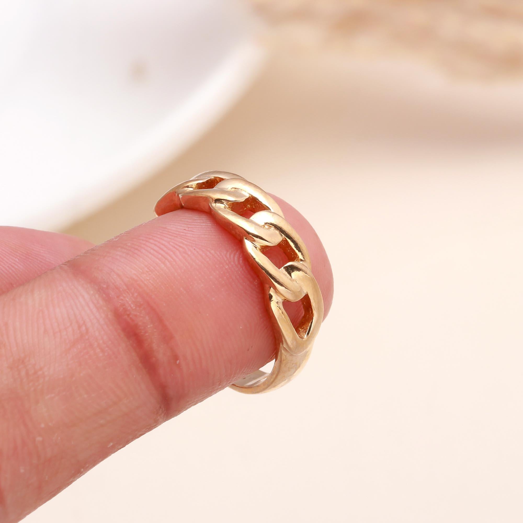The Golden Curb Link: Classic Chain Ring