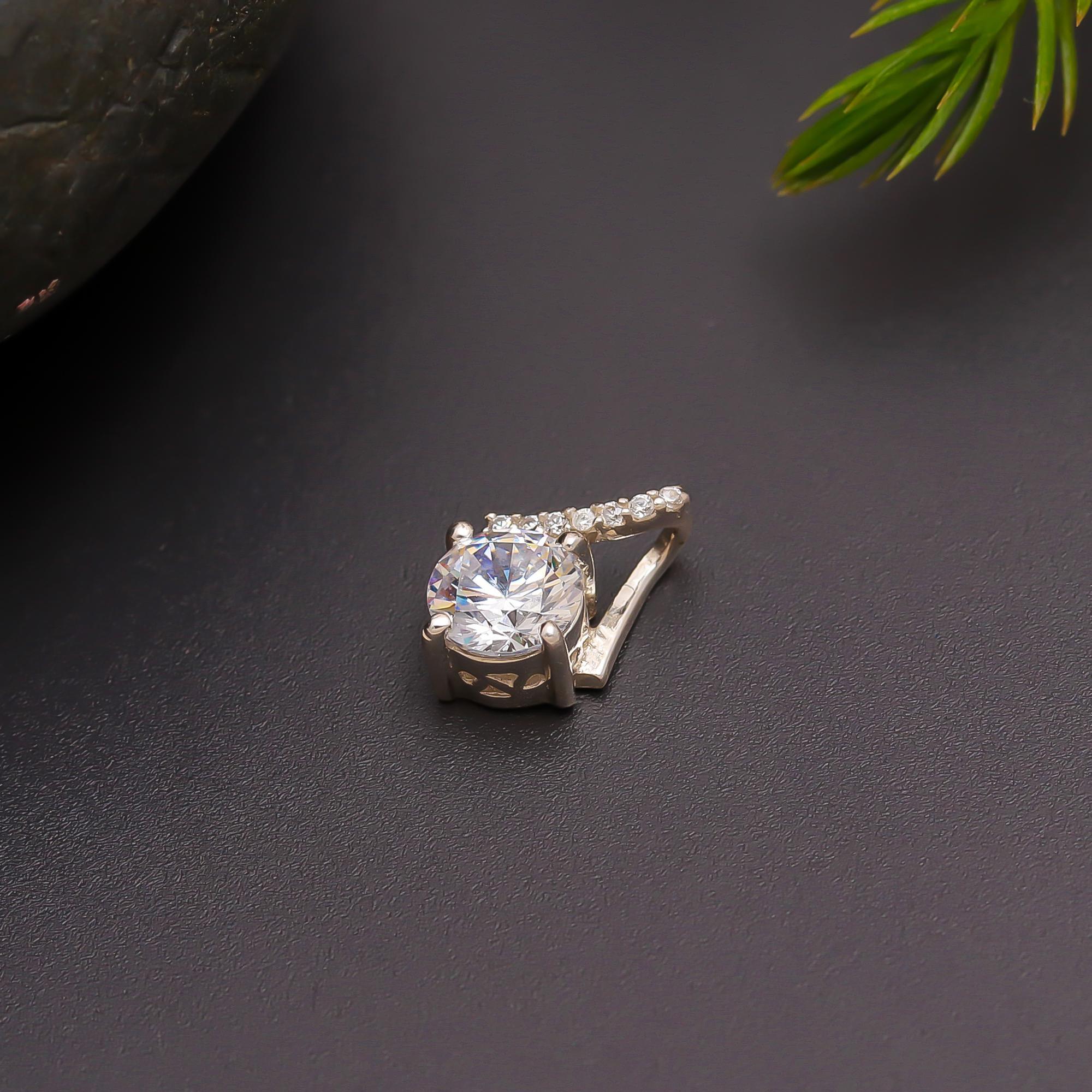 925 Silver Classic Solitaire Twist Pendant