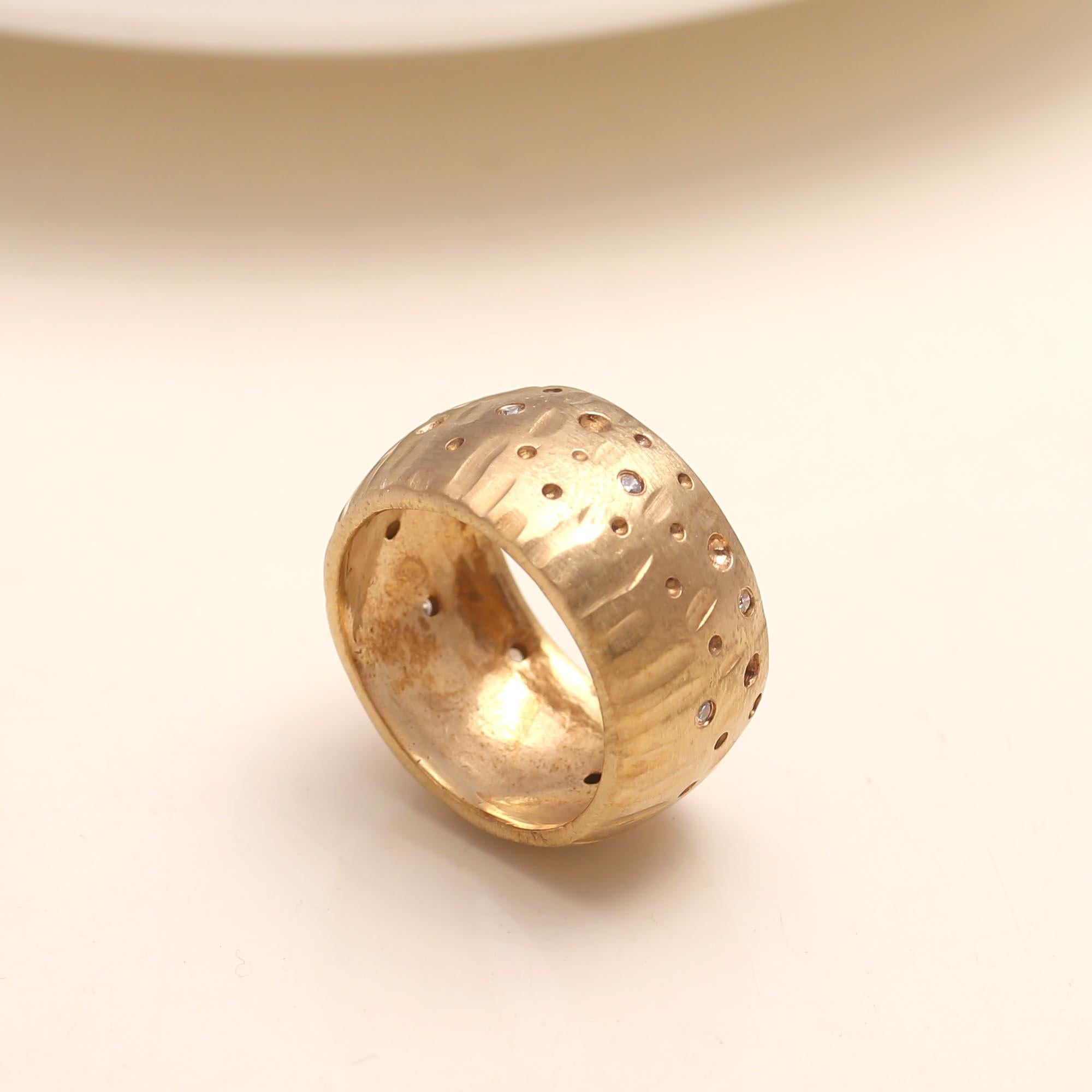 The Stardust Band: Wide Flush Set Ring