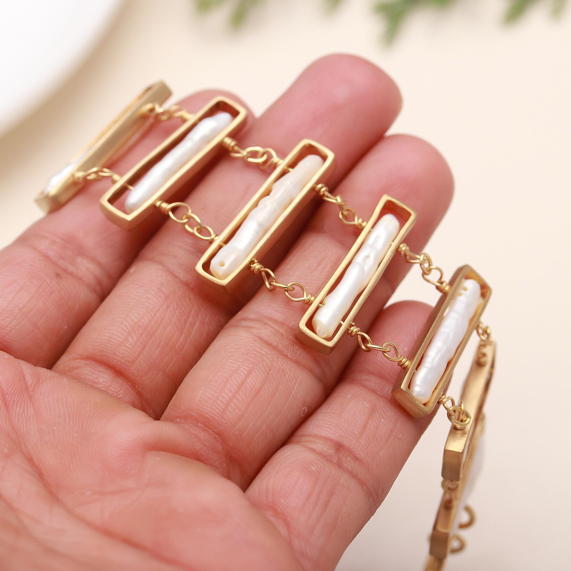 The Luminous Link: Biwa Pearl Gold Geometric Bracelet