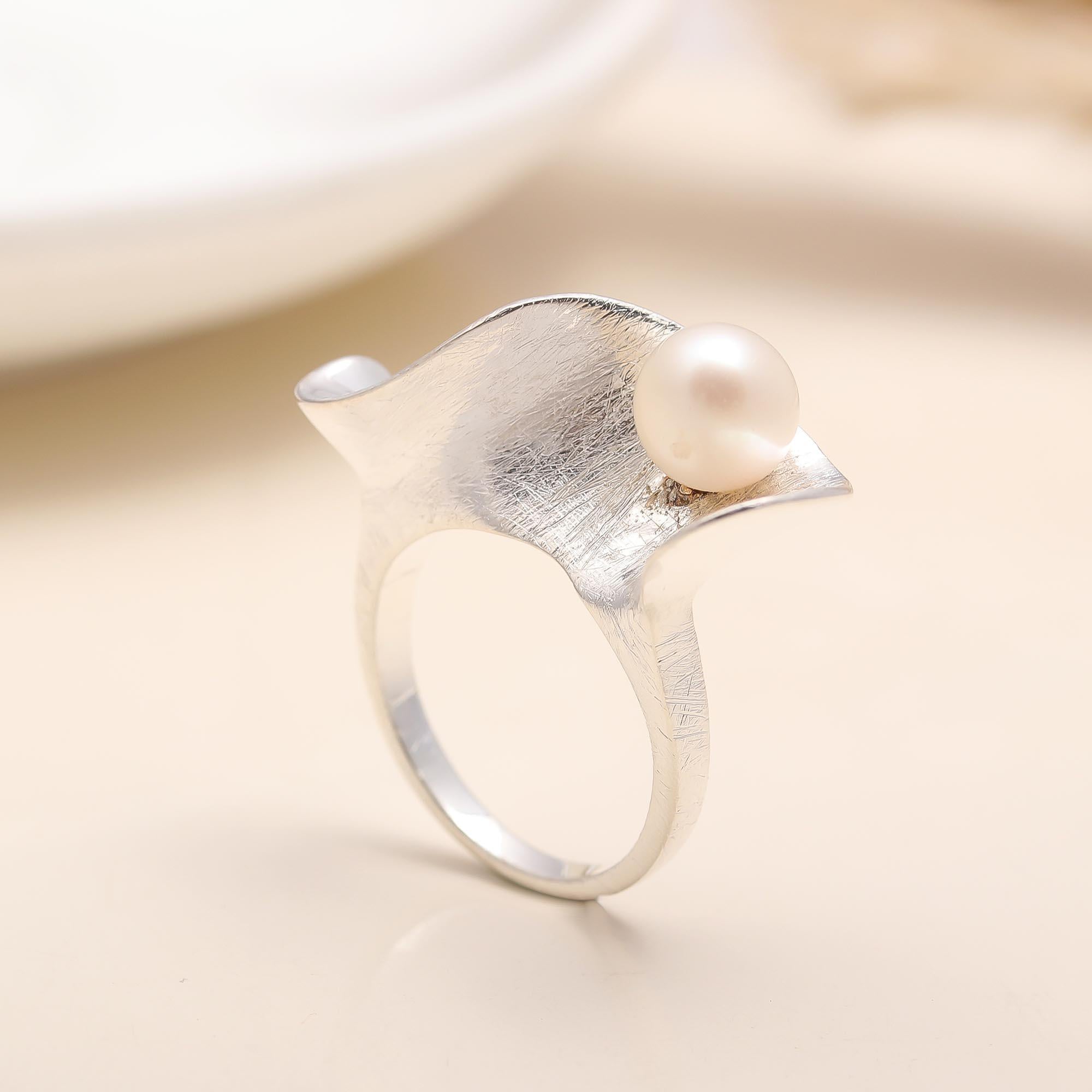 The Modern Oyster: Sculptural Pearl & Brushed Silver Ring