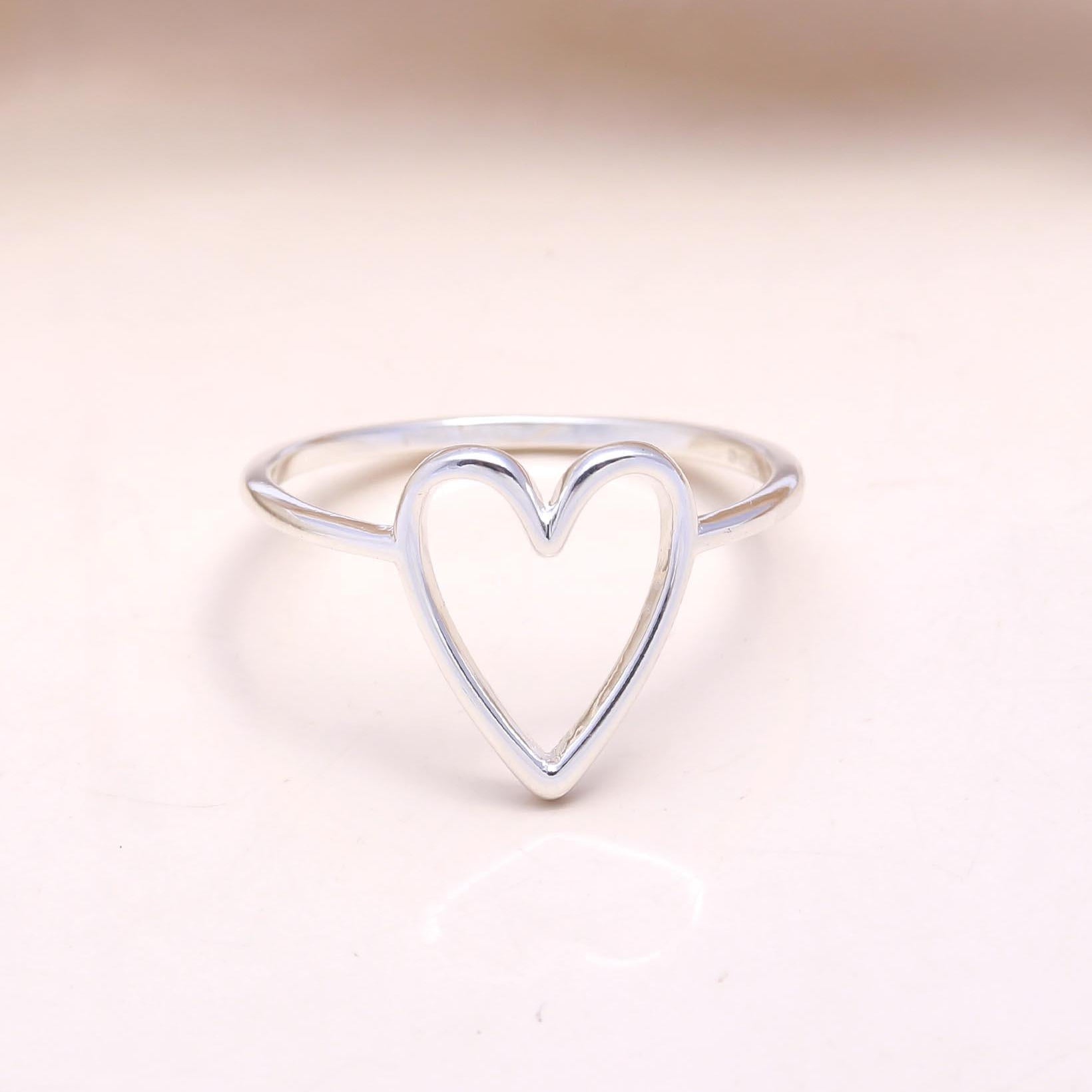 The Minimalist Love: Silver Wire Open Heart Ring