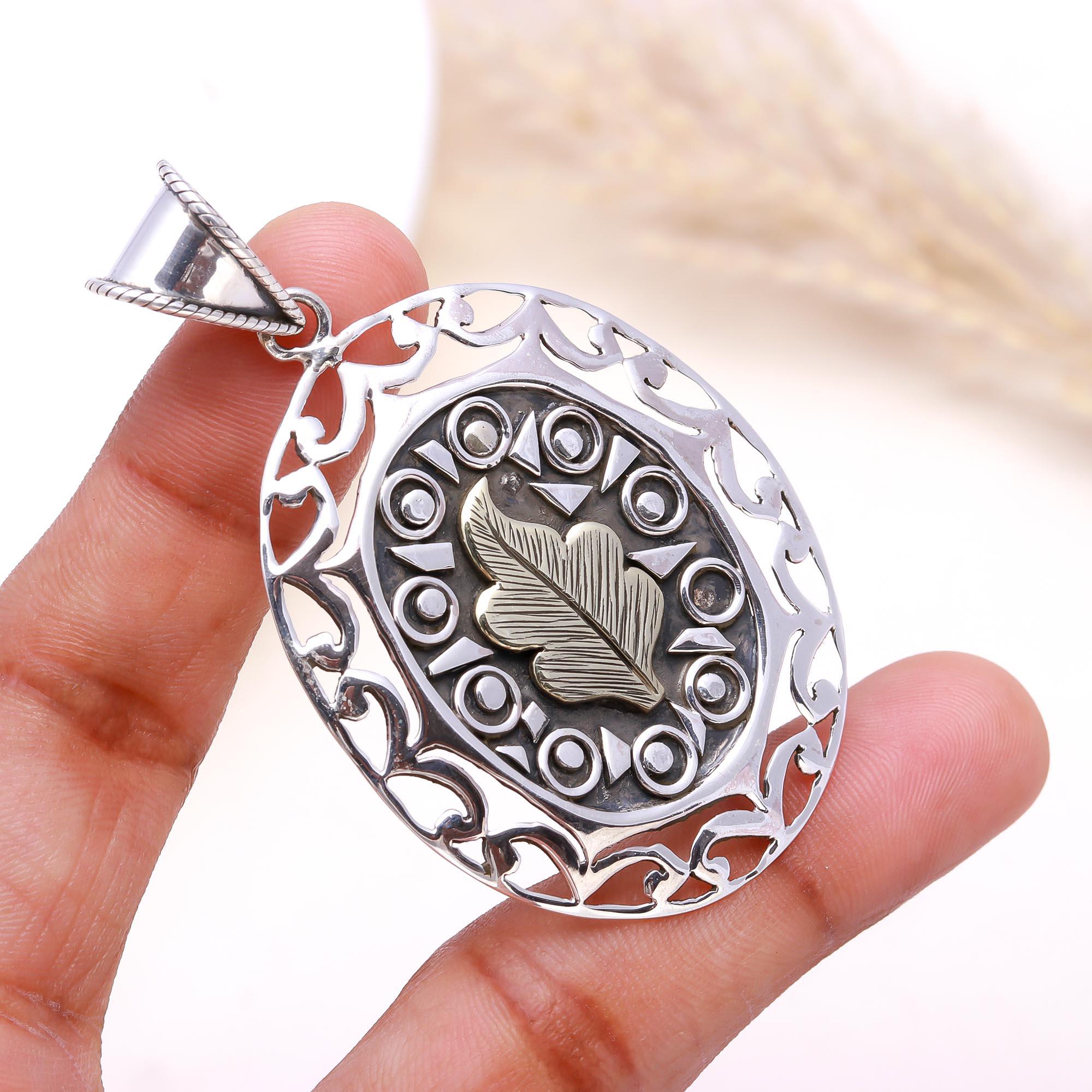 The Autumn Heritage: Two-Tone Leaf Oval Pendant